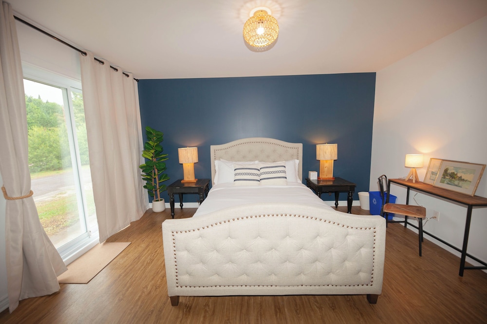 Standard Single Room, 1 Queen Bed, Patio, River View photo 1