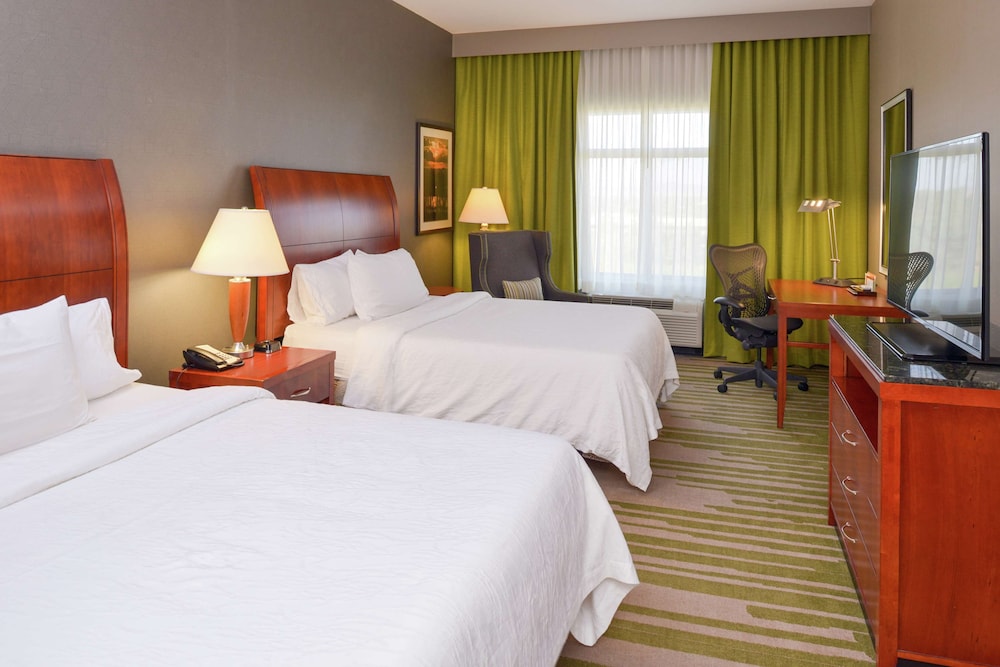 Room, 2 Queen Beds, Accessible (Roll-in Shower)