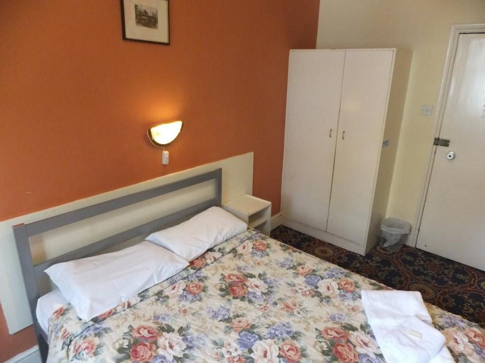 Basic Double Room, Shared Bathroom photo 1