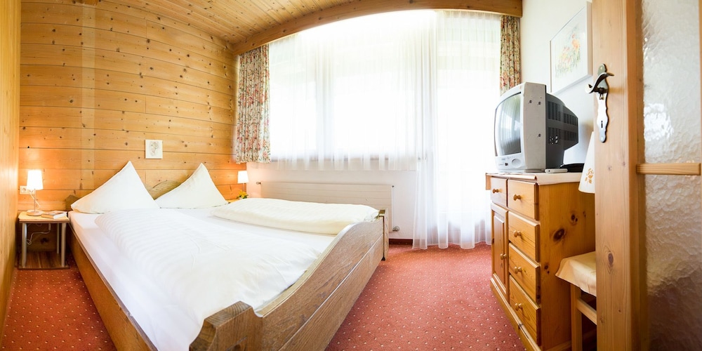 Traditional Apartment, 1 Queen Bed, Non Smoking, Mountain View photo 1