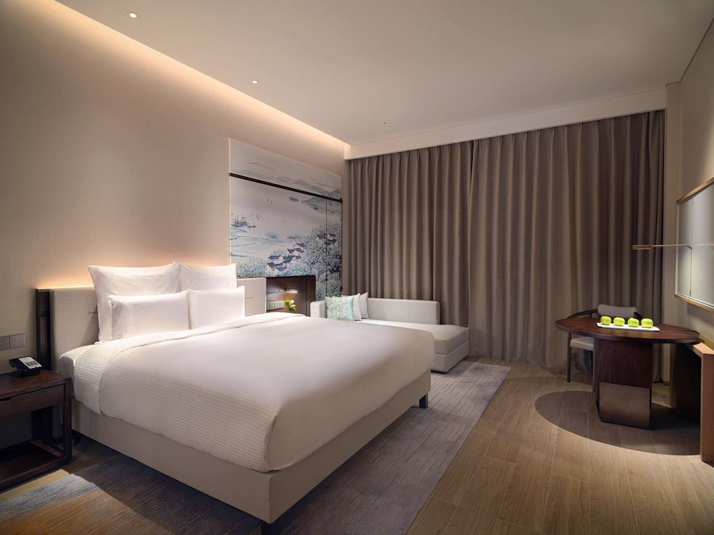 Deluxe Room, 1 King Bed, Balcony, Garden View - Photo 2