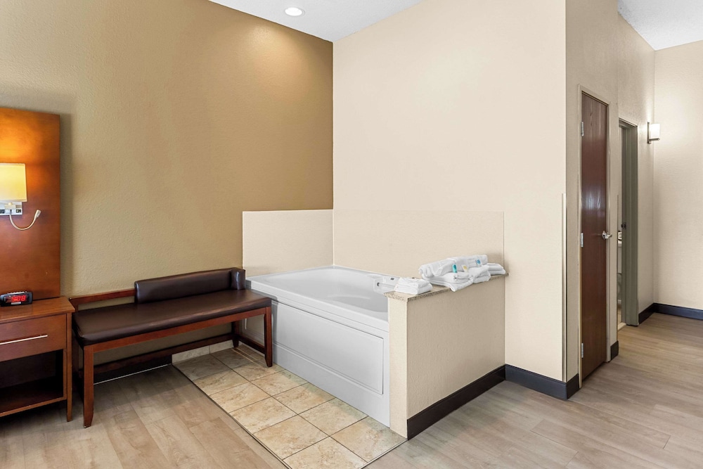 Suite, 1 King Bed with Sofa bed, Accessible, Non Smoking - Photo 3