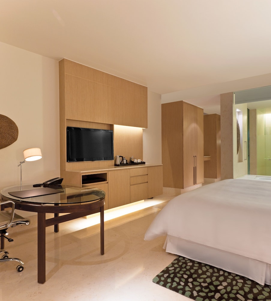 Room, 1 King Bed, Pool View photo 1
