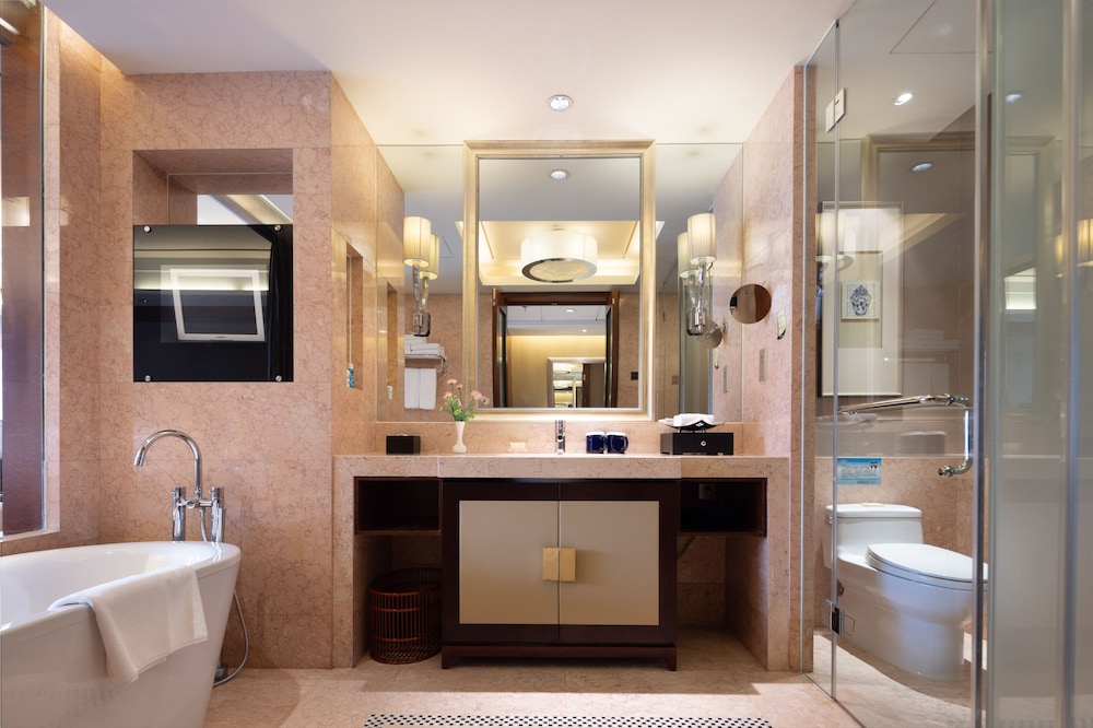 Deluxe Suite - Photo 6