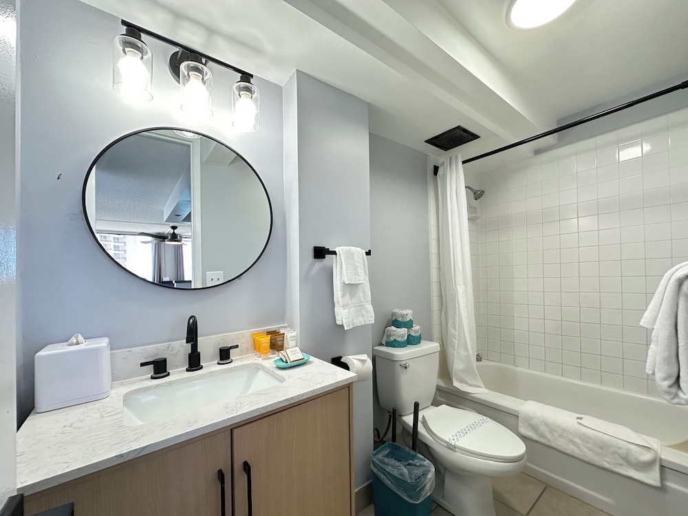 Pacific Monarch - 1 BR - Ocean & City Views: Apartment, 1 Queen Bed With Sofa Bed, Ocean View photo