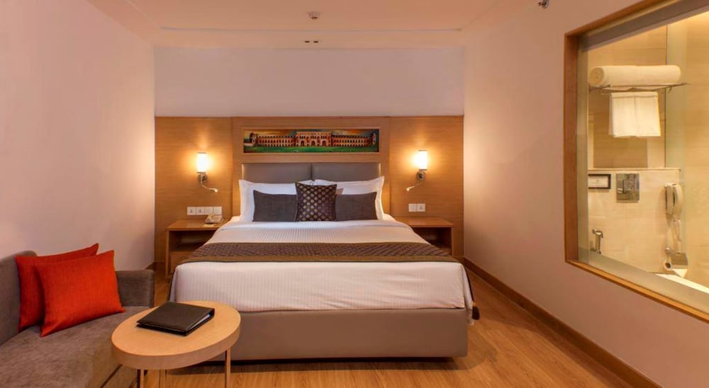 Deluxe Room, 1 King Bed photo 1