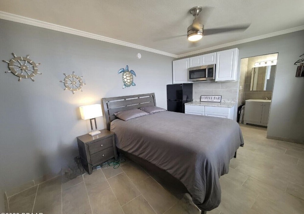 Room, 1 Queen Bed, Kitchen, City View