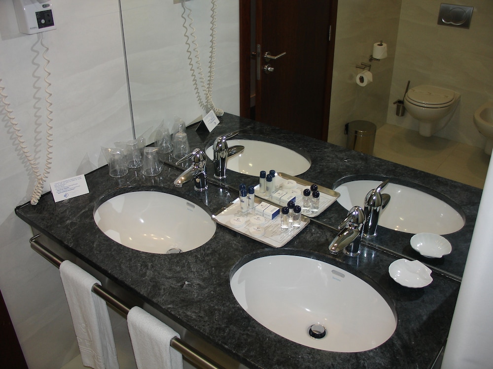 Triple Room thumbnail 5