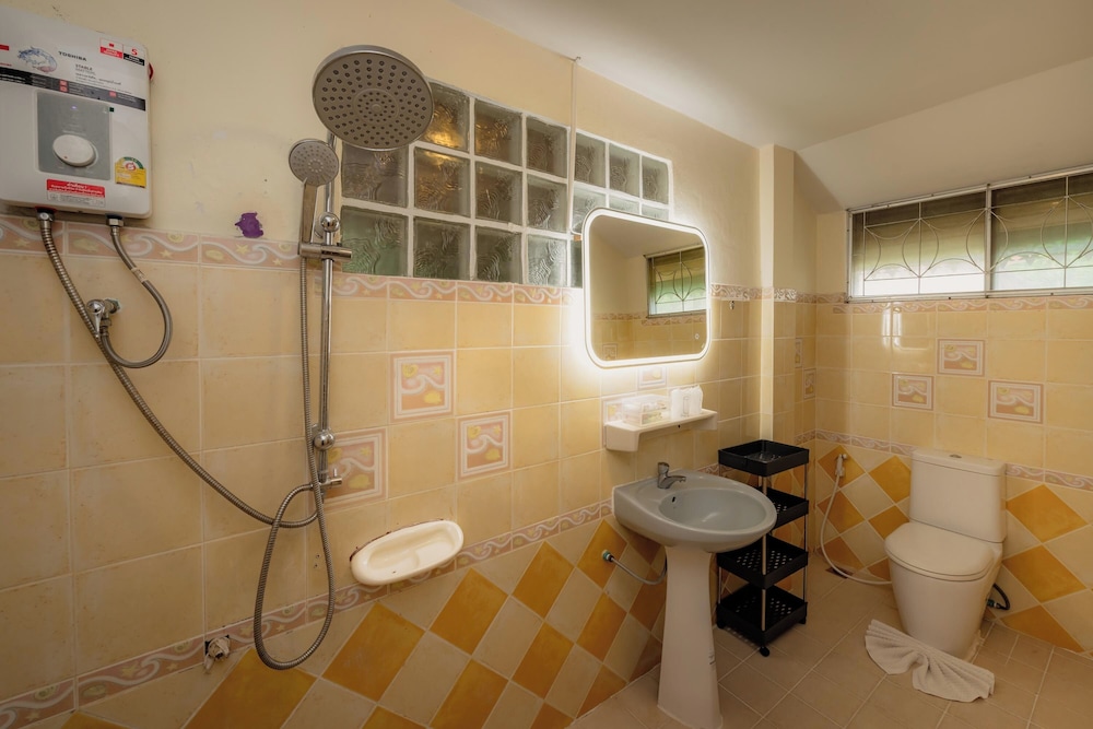 Deluxe Beachpool or Beachfront Cottage - Photo 7