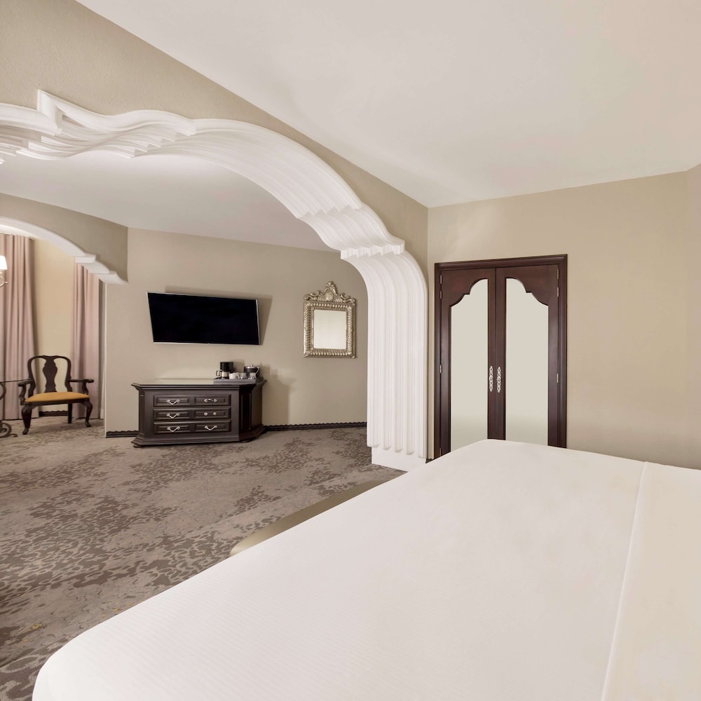 Junior Suite, 1 King Bed - Photo 7