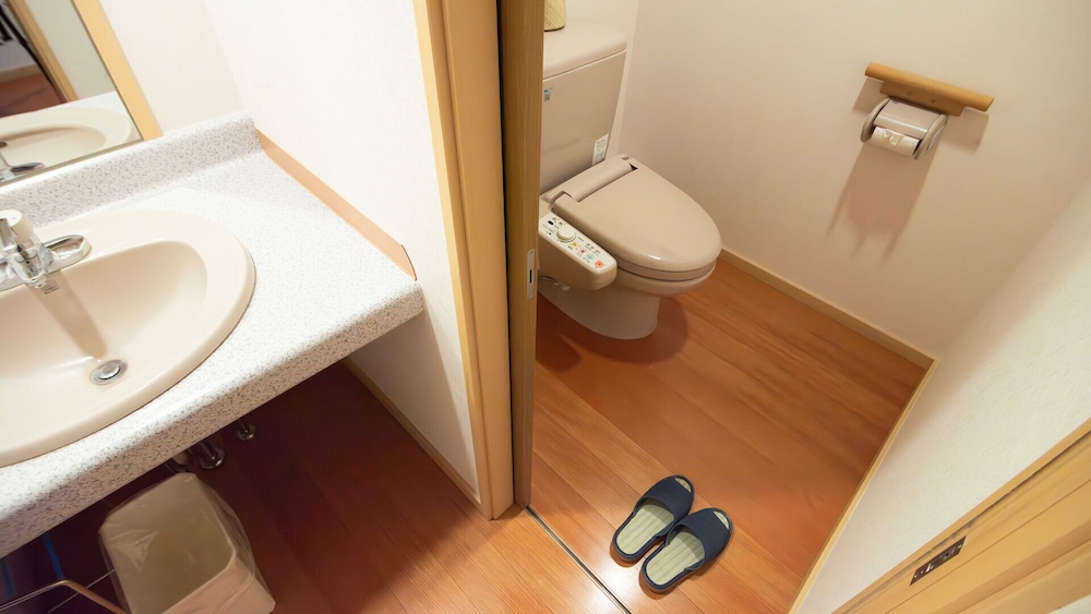 Economy Triple Room, Non Smoking, Shared Bathroom photo 3