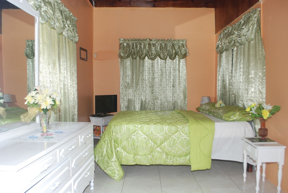 Classic Double Room Single Use, 1 Double Bed, Pool View photo 2