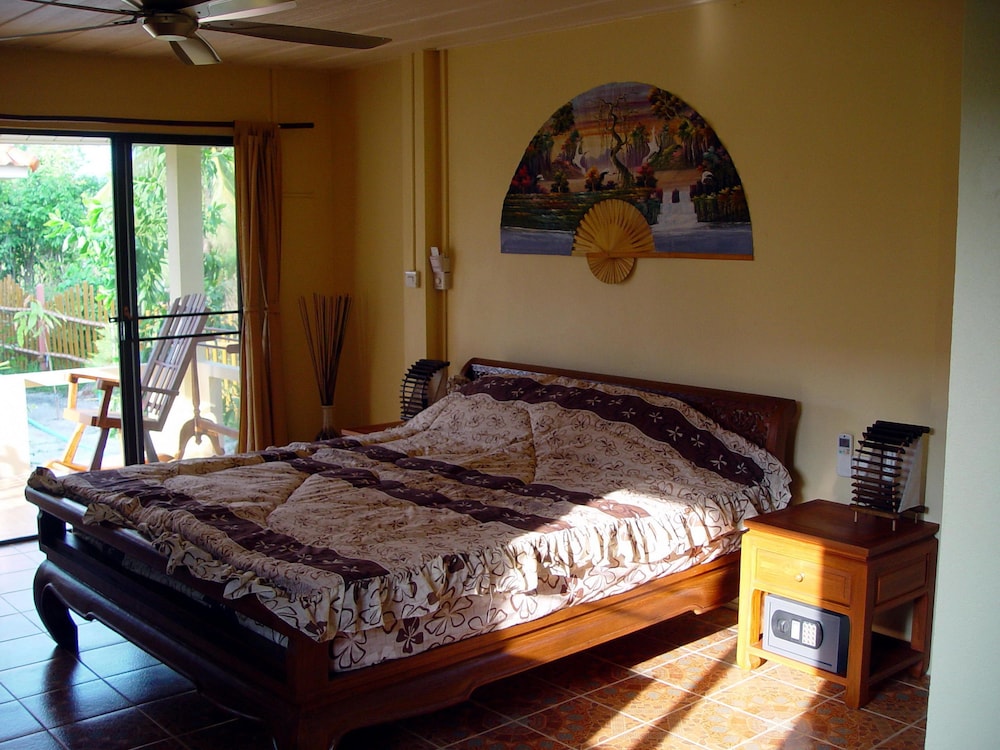 Deluxe Bungalow with Air-Con photo 3