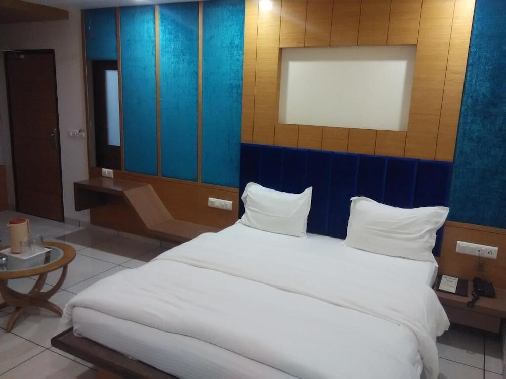 Gold King Bed - Photo 5