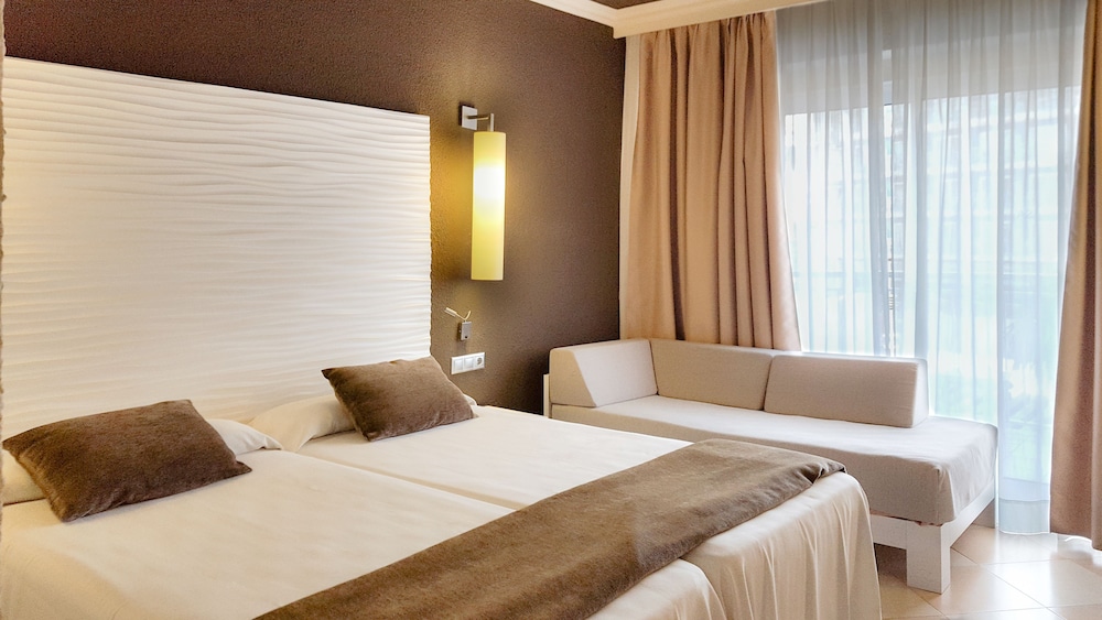 Quadruple Room, Pool View photo 2