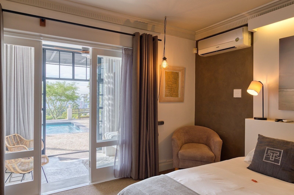 Luxury Room, 1 Queen Bed, Pool View