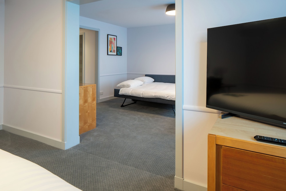 Suite, 1 Double Bed with Sofa bed - Photo 6