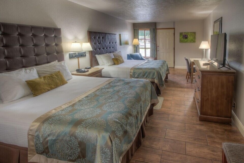 Deluxe Room, 2 Queen Beds, Pool View photo 1