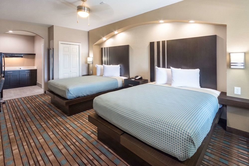 Efficiency, Suite, 2 Queen Beds, Smoking
