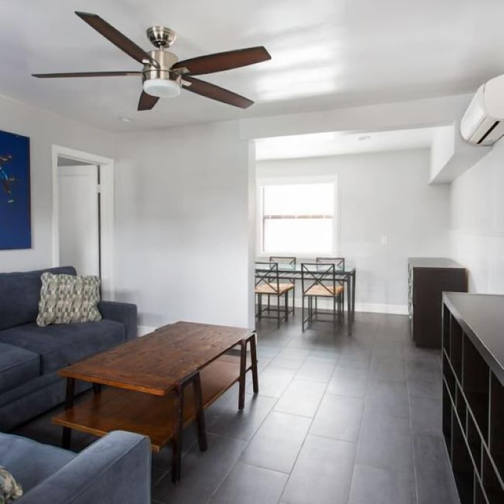 1 Bedroom Queen Suite with Kitchen