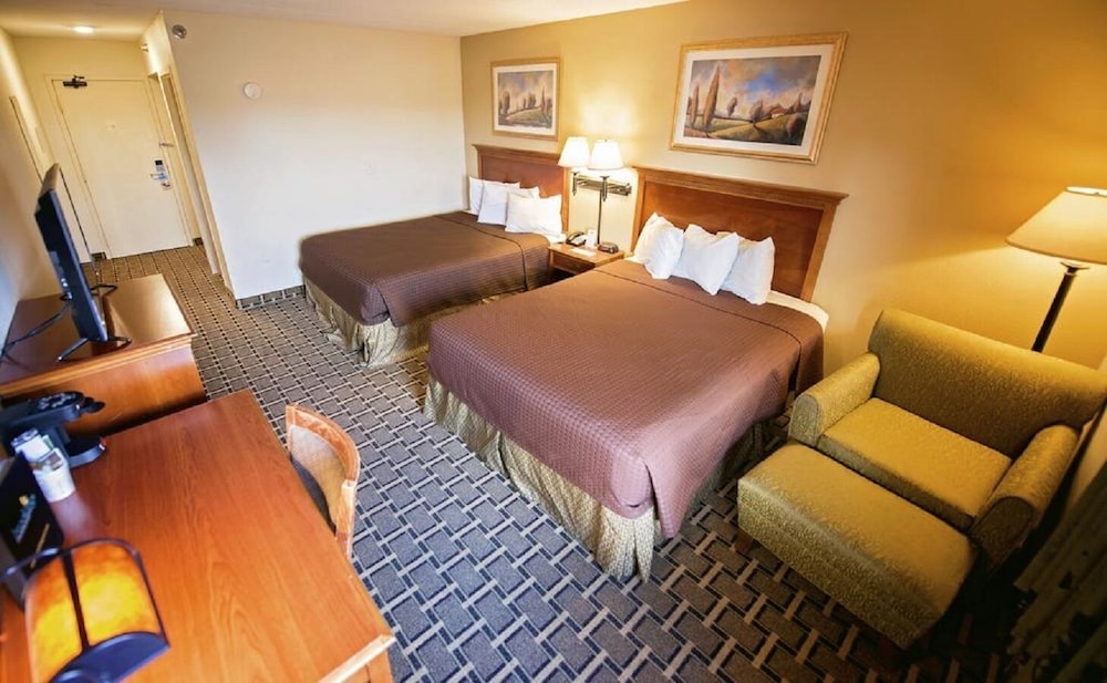 Standard Room, 2 Queen Beds, Pool View photo 1