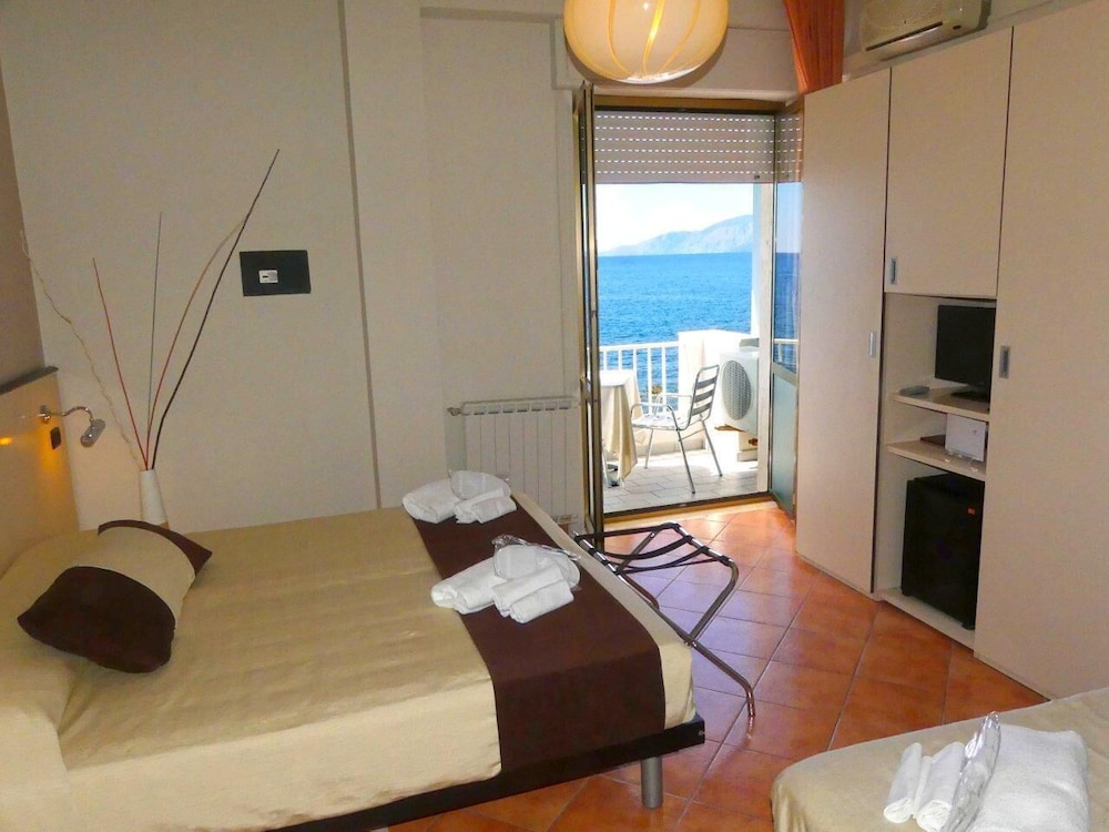 Superior Triple Room, Oceanfront photo 2