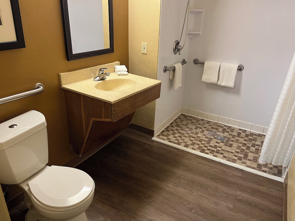 Suite, 1 Queen Bed with Sofa bed, Roll-in Shower, Non Smoking (Accessible) - Photo 5