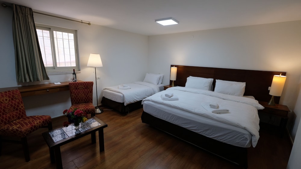 Family Room (1 Double Bed + 1 Single Bed) photo 1