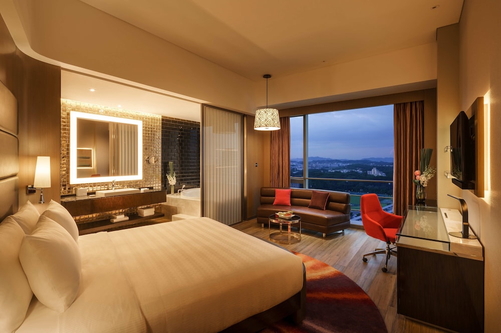 Superior King Room (Large Round Bathtub)