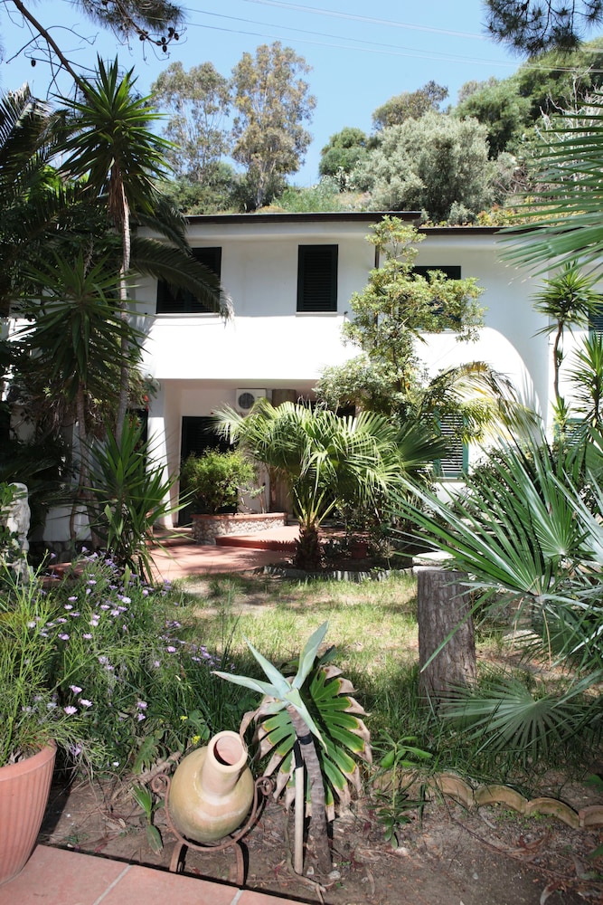 Standard Double Room (No balcony) - Photo 2