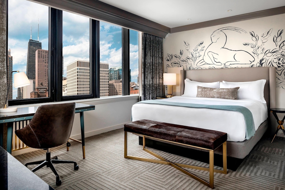 Deluxe Suite, 1 King Bed with Sofa bed thumbnail 5
