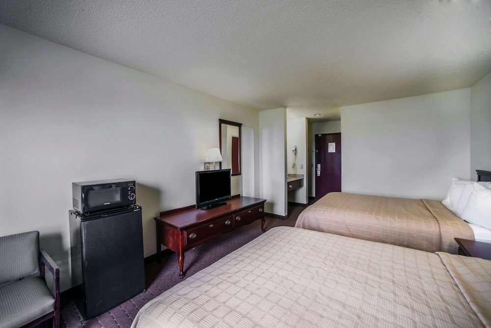 Standard Room, 2 Queen Beds, Smoking photo 2