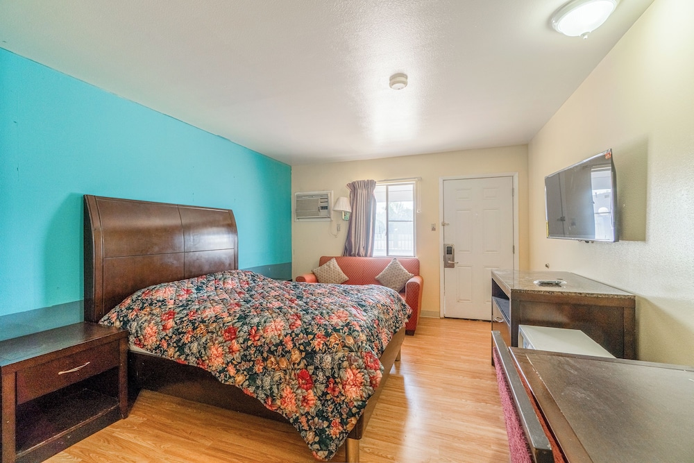 Queen Bed Accessible photo 3