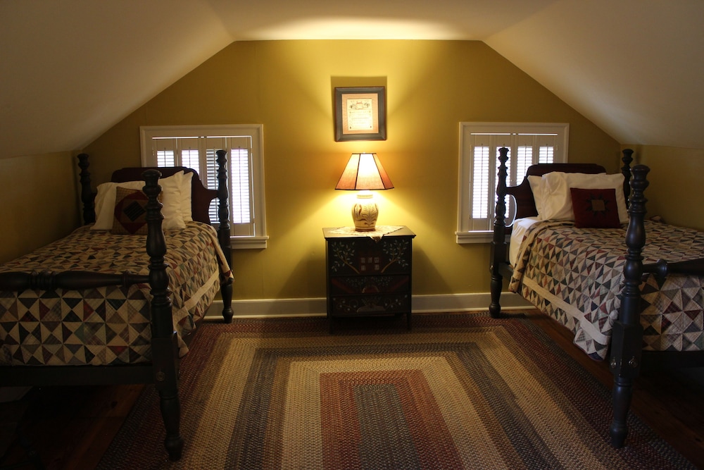 Classic Room, In the Hillside Cottages, 1 Queen Bed and 2 Twin Beds, Non Smoking photo 1
