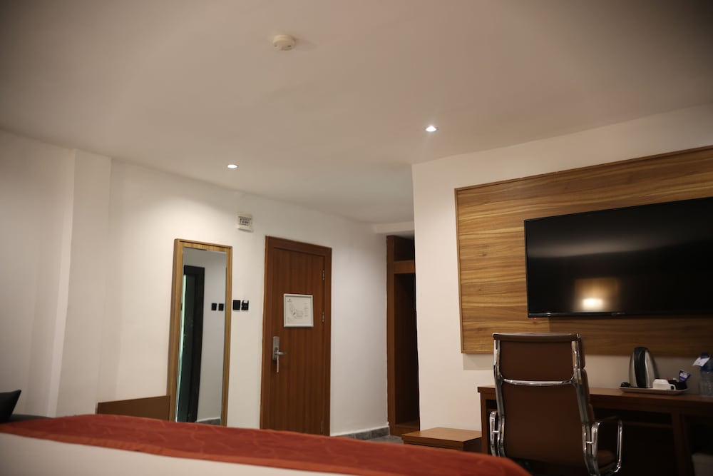 Executive Suite, 1 Queen Bed, Non Smoking photo 2