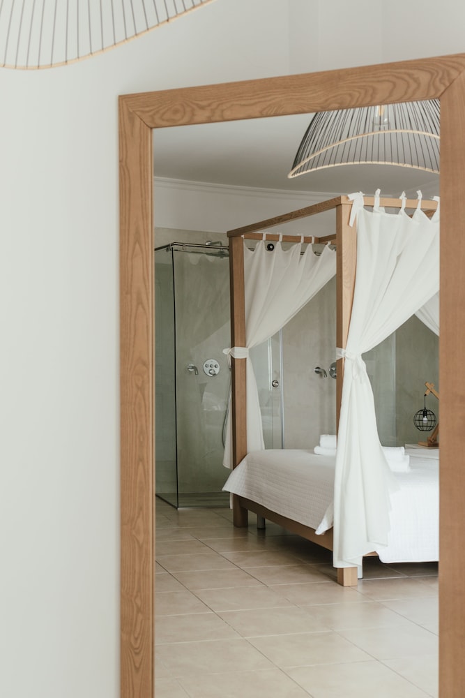 Honeymoon Suite with in room open walk in shower - Photo 9