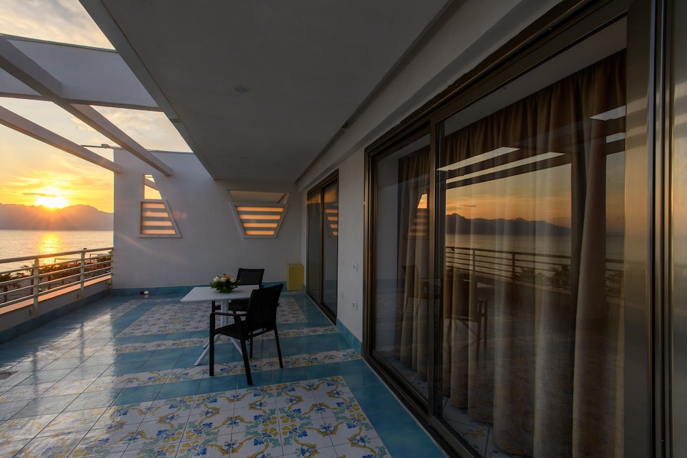 Deluxe Room, Sea View - Photo 6