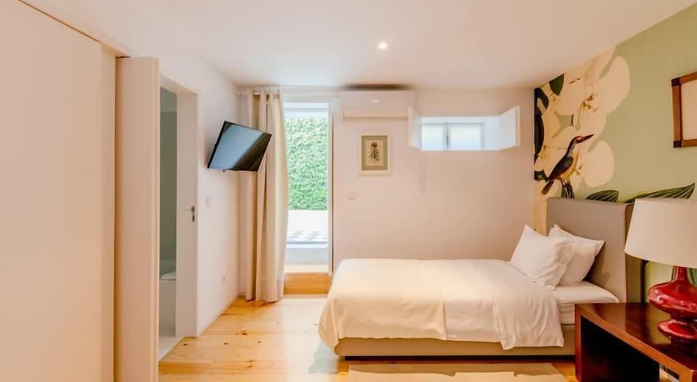 Superior Twin Room thumbnail 5