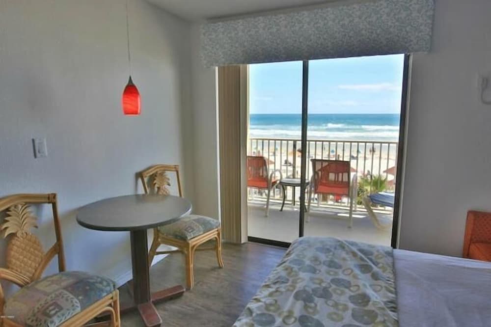 Room, 2 Queen Beds, Balcony, Ocean View photo 1