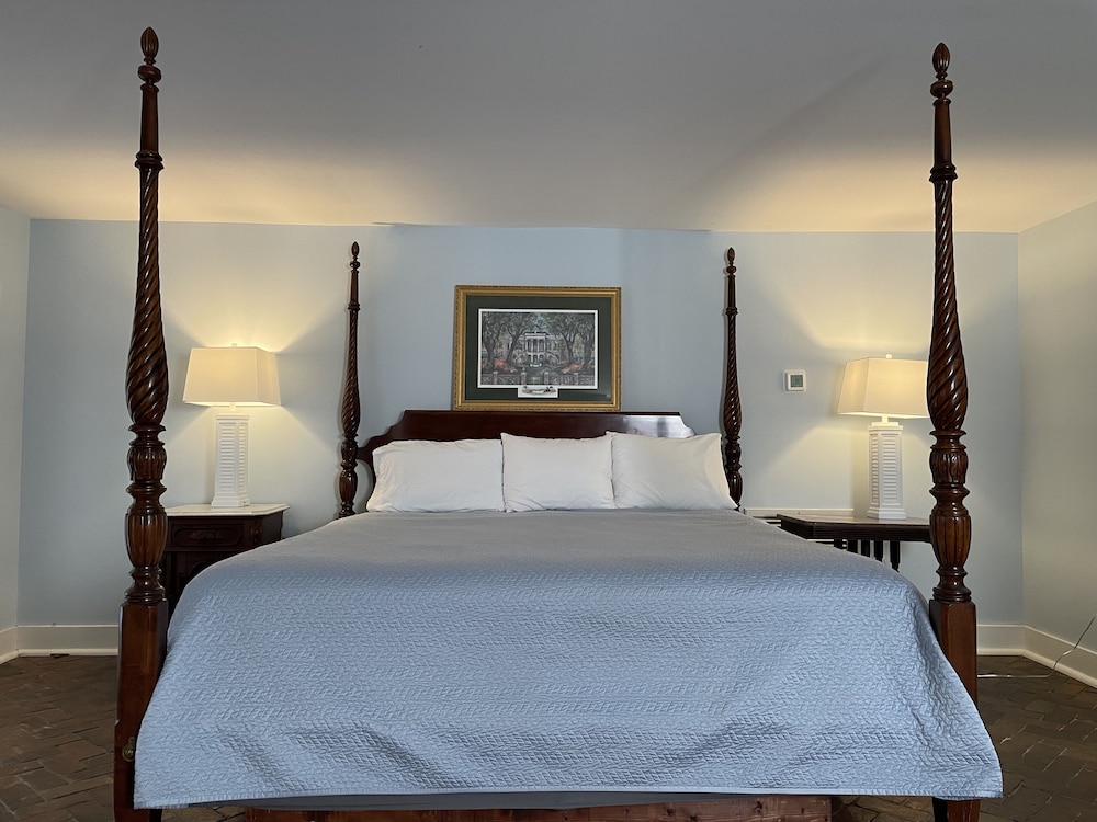 Room, 1 King Bed (402), Stairs Required