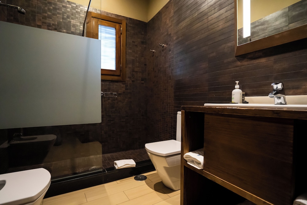 Standard Triple Room, Ensuite - Photo 8