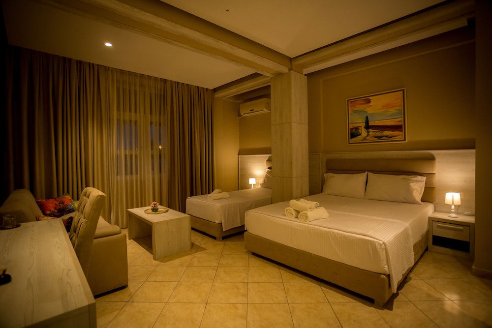Room 302 photo 2