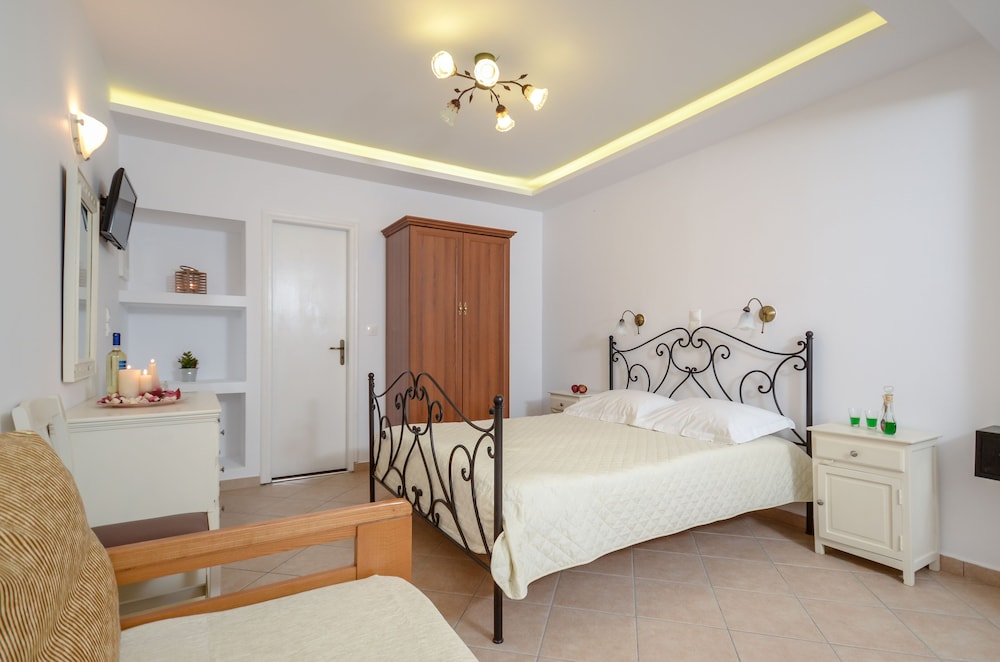 Economy Triple Room (Semi-basement)