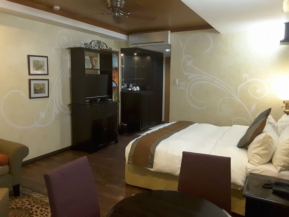 Executive Room - Photo 11
