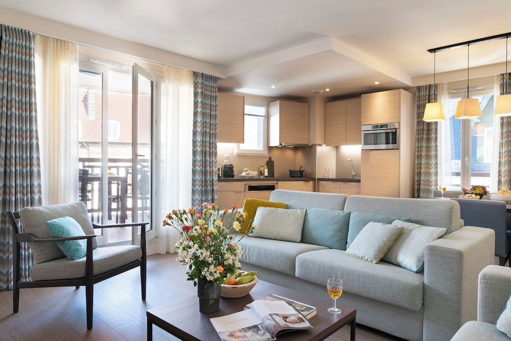 apartment 8 people - 3 bedrooms - Terrace or balcony -  Harbor buildings