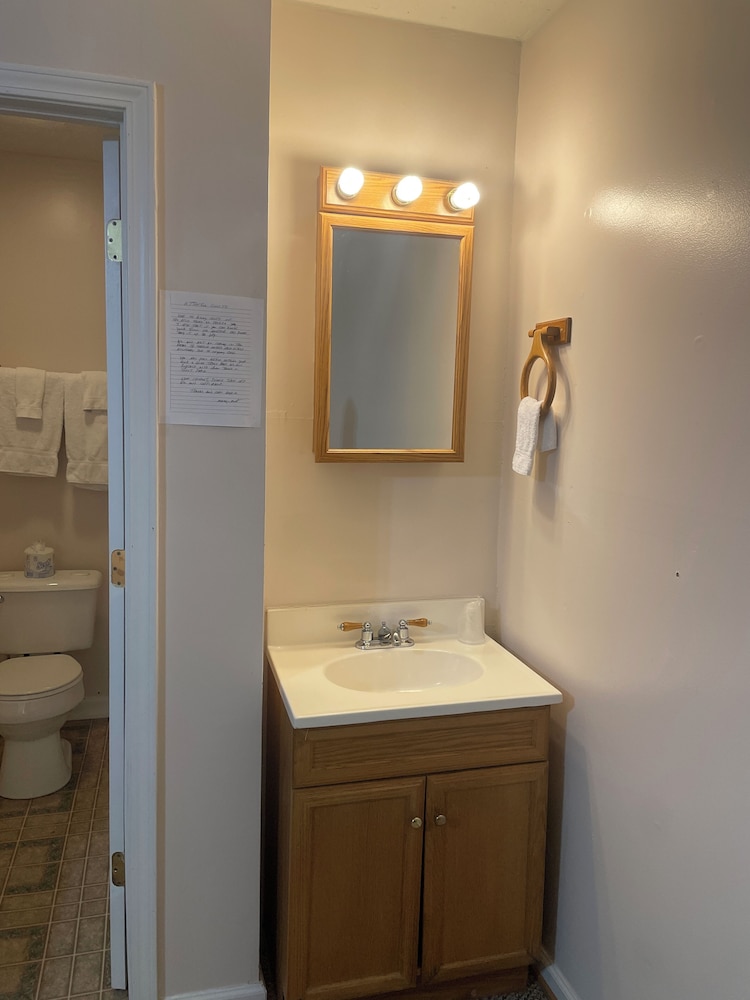 Basic Room, 1 King Bed photo 3