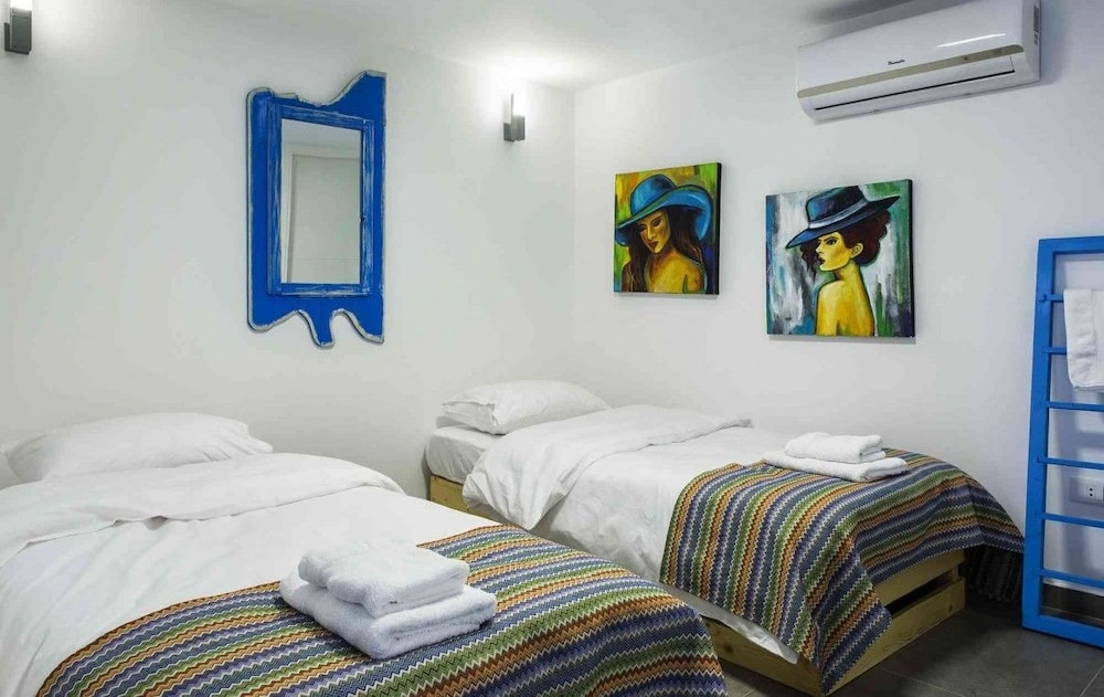 Basic Studio, Multiple Beds, Non Smoking photo 2