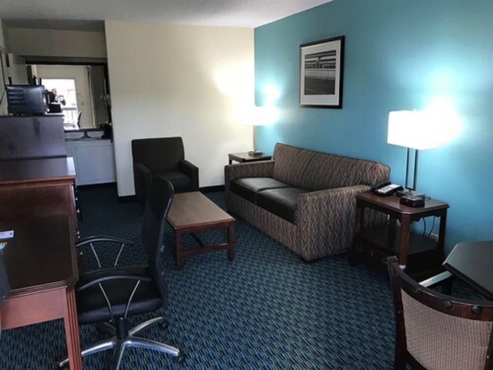 Suite, 1 King Bed, Non Smoking (One-Bedroom) photo 2
