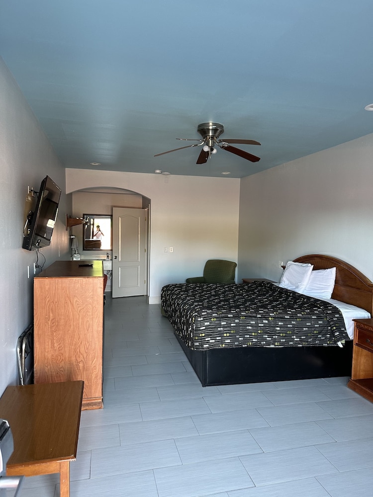 Standard Room, 1 King Bed - Photo 3