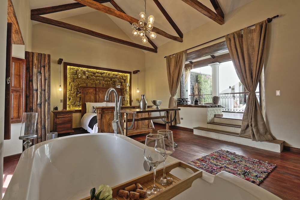 Grand Suite, 1 Queen Bed, Refrigerator, Courtyard Area photo 2